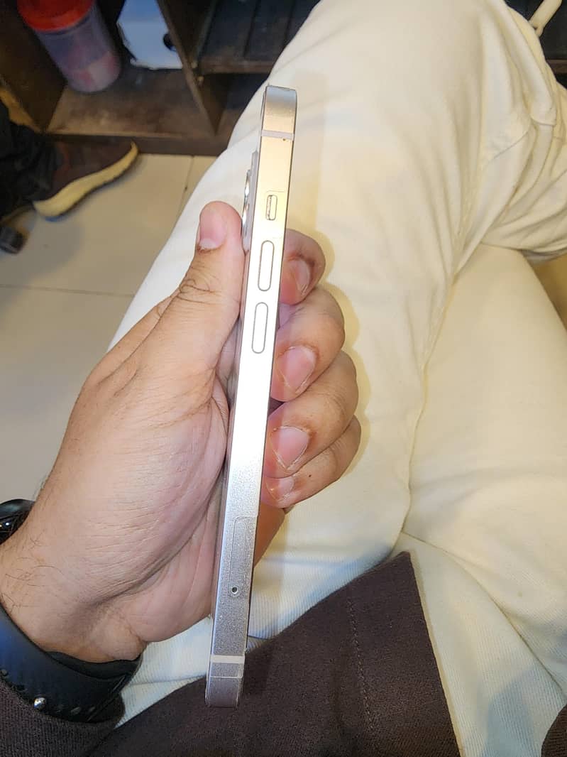 Apple iPhone 13 5