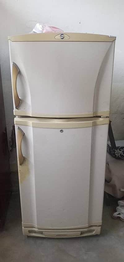 urgent sale refrigerator medium size pel