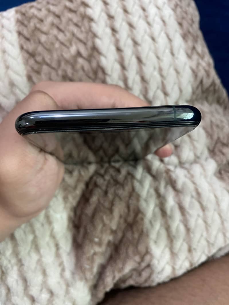 Iphone 11 pro max 4