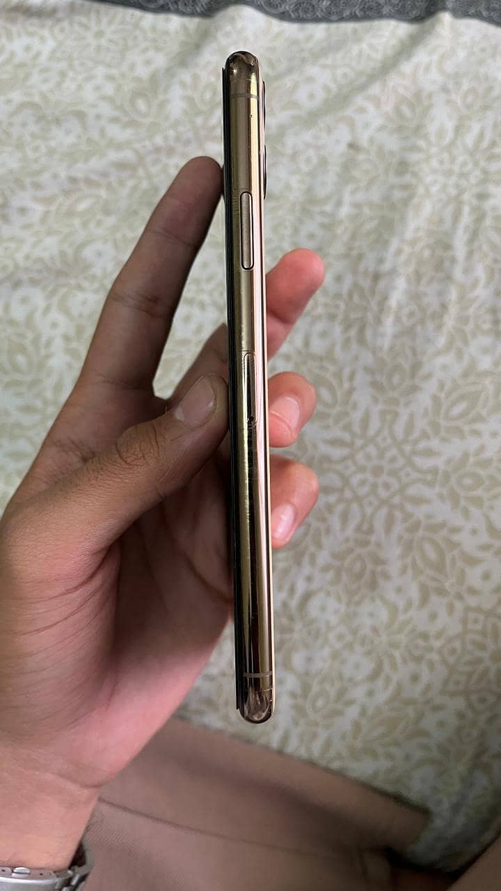 Apple iPhone 11 Pro Max 4