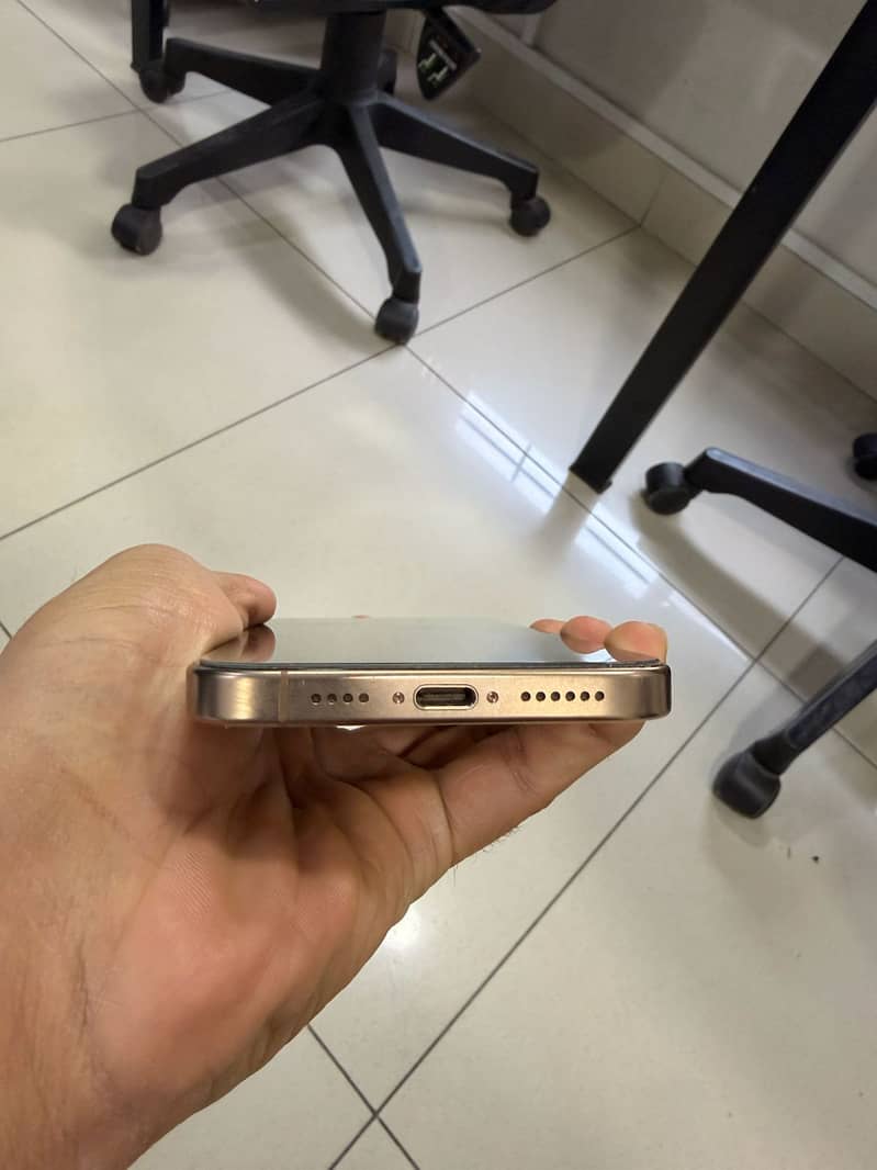Apple iPhone 16 Pro Max 2