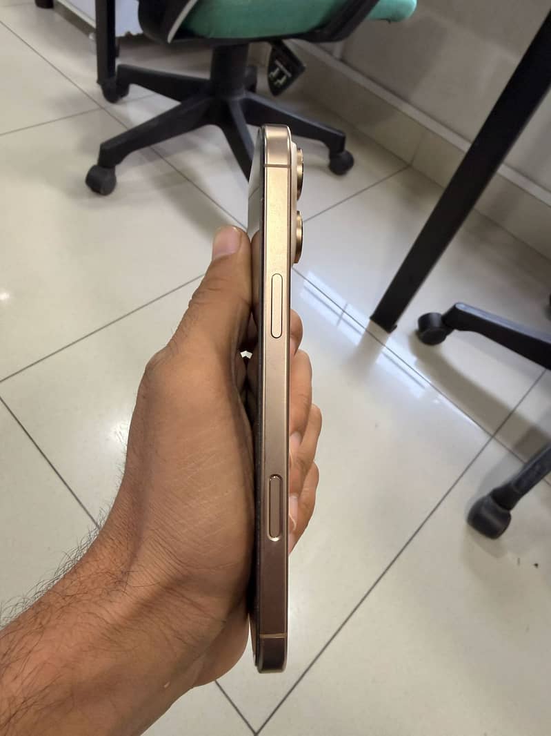 Apple iPhone 16 Pro Max 4