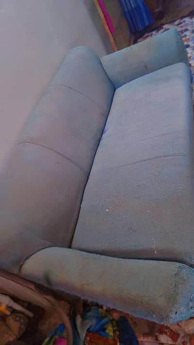 i m selling 3 seater sofa
