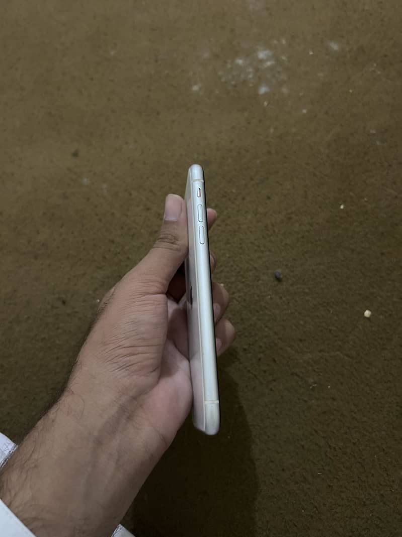 Iphone 11 e sim time avabl 40k 1