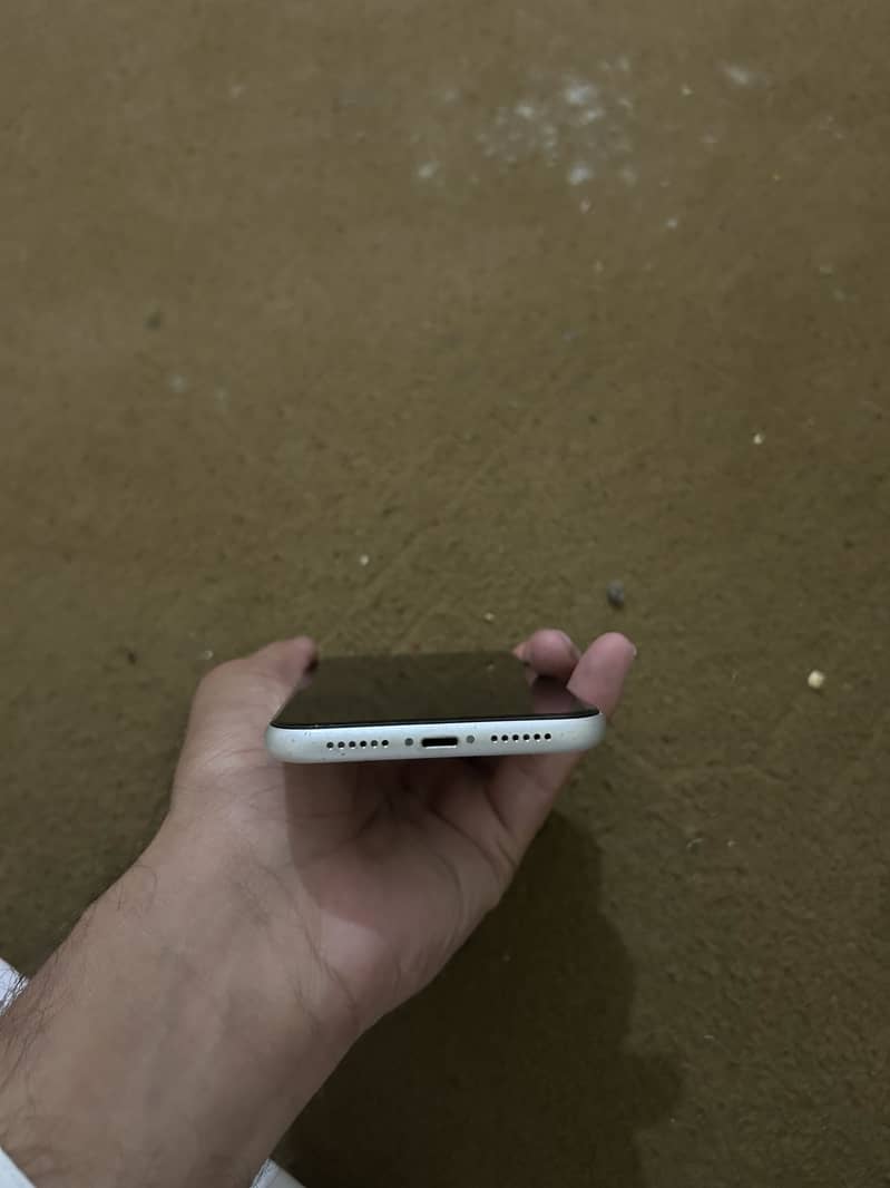 Iphone 11 e sim time avabl 40k 8