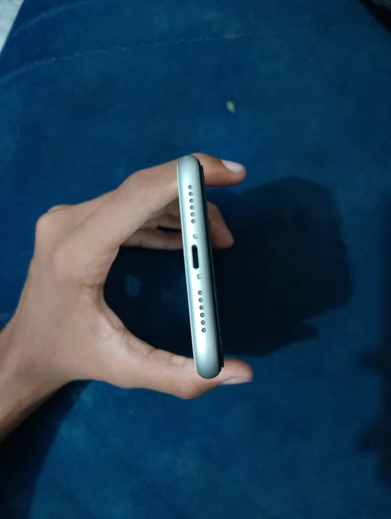 Apple iPhone 11 4