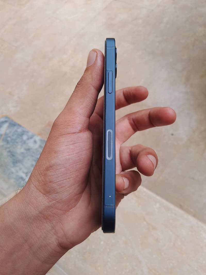 Apple iPhone 12 4
