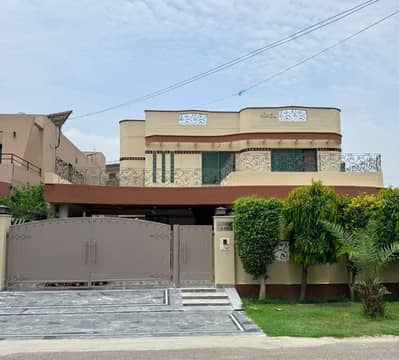One Kanal Used Modern Design Bungalow For Sale At Prime Location Of DHA Lahore Near To Park Masjid & Commercial Market.