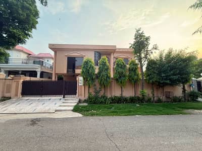 One Kanal Used Modern Design Bungalow For Sale At Prime Location Of DHA Lahore Near To Park Masjid & Commercial Market.