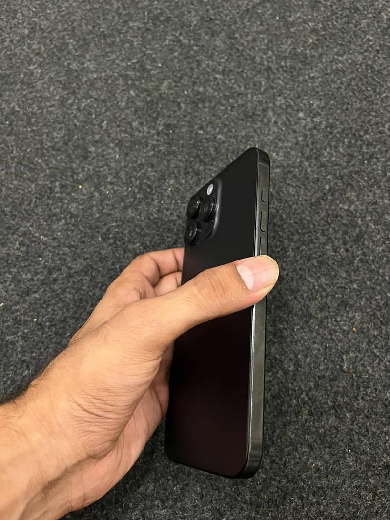 Apple iPhone 16 Pro Max 1