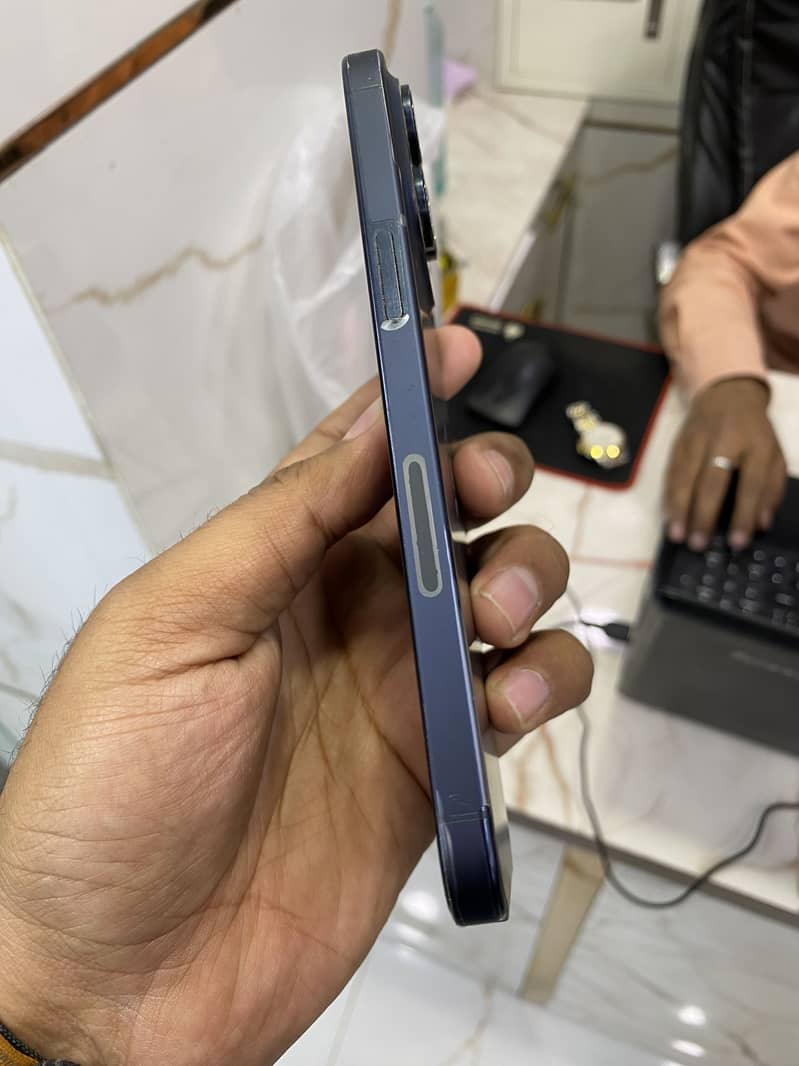 Apple iPhone 15 Pro Max 4