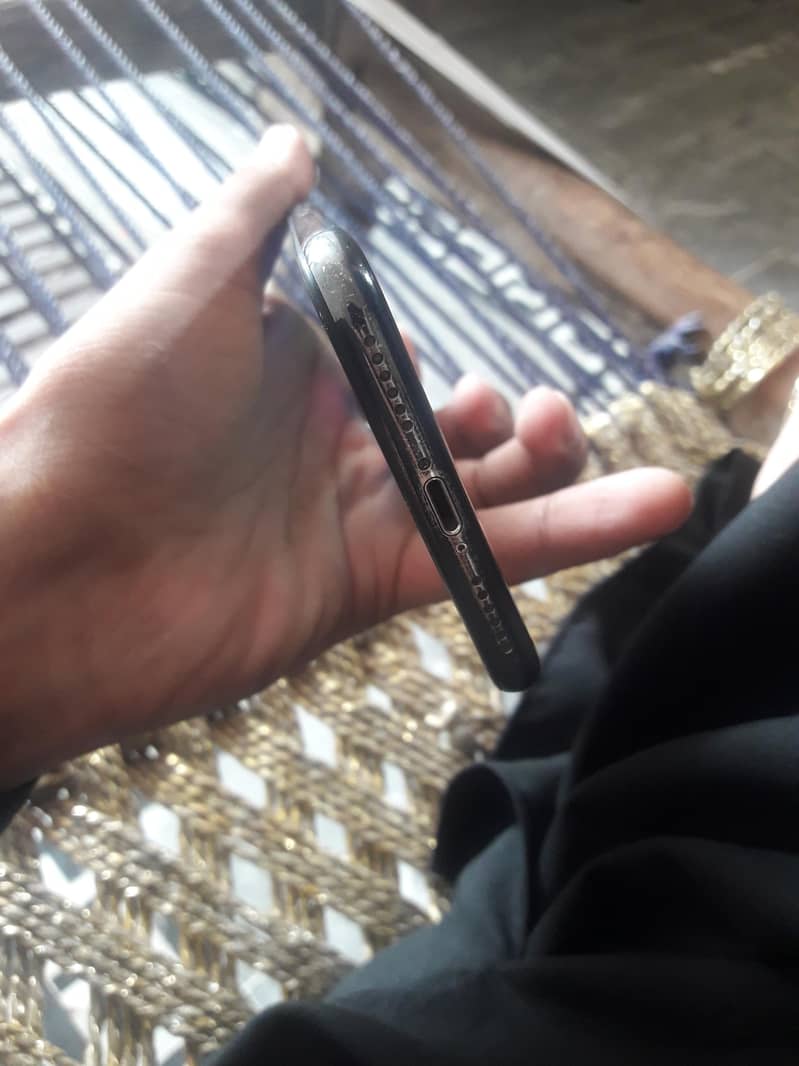 Apple iPhone X 4