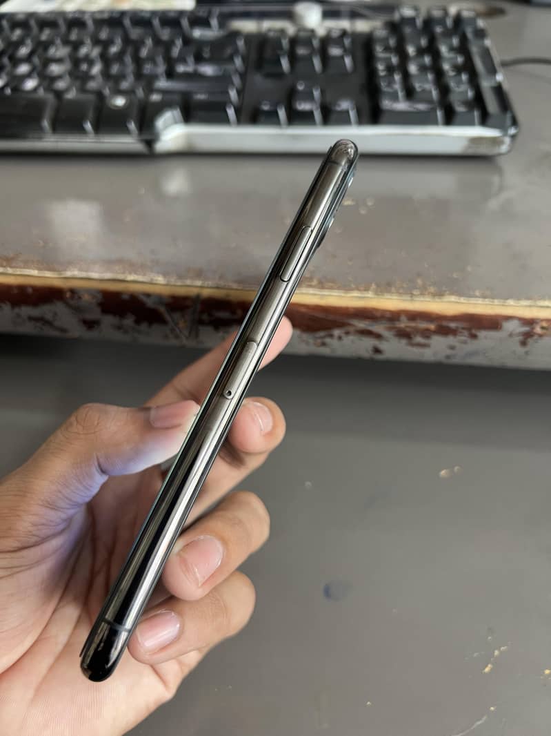 Apple iPhone 11 Pro Max 4
