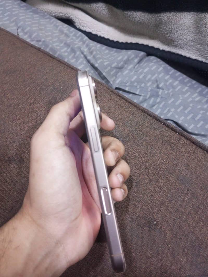 Apple iPhone 16 Pro 3