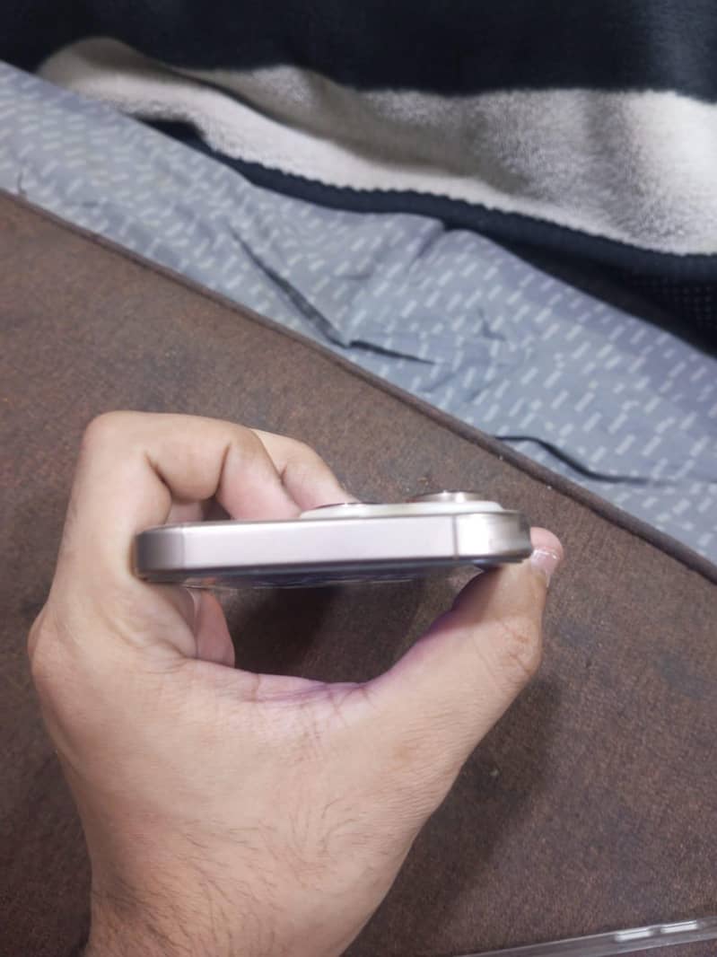 Apple iPhone 16 Pro 4