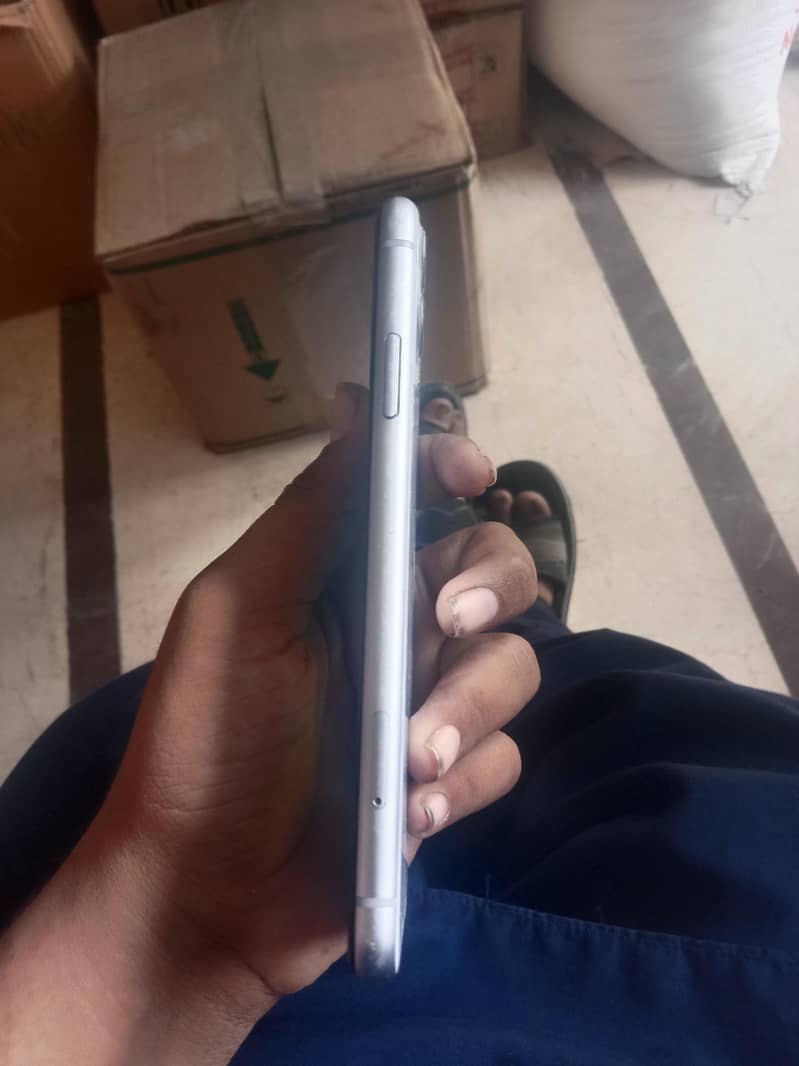 Apple iPhone 11 3