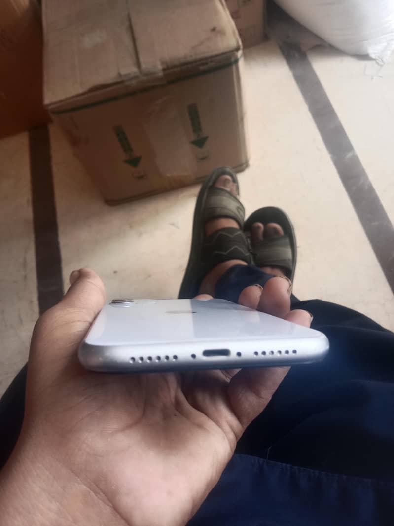 Apple iPhone 11 4