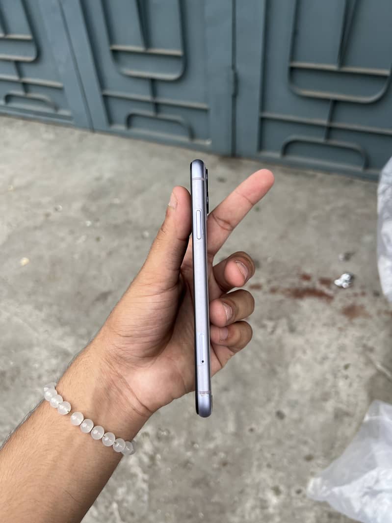 Apple iPhone 11 4