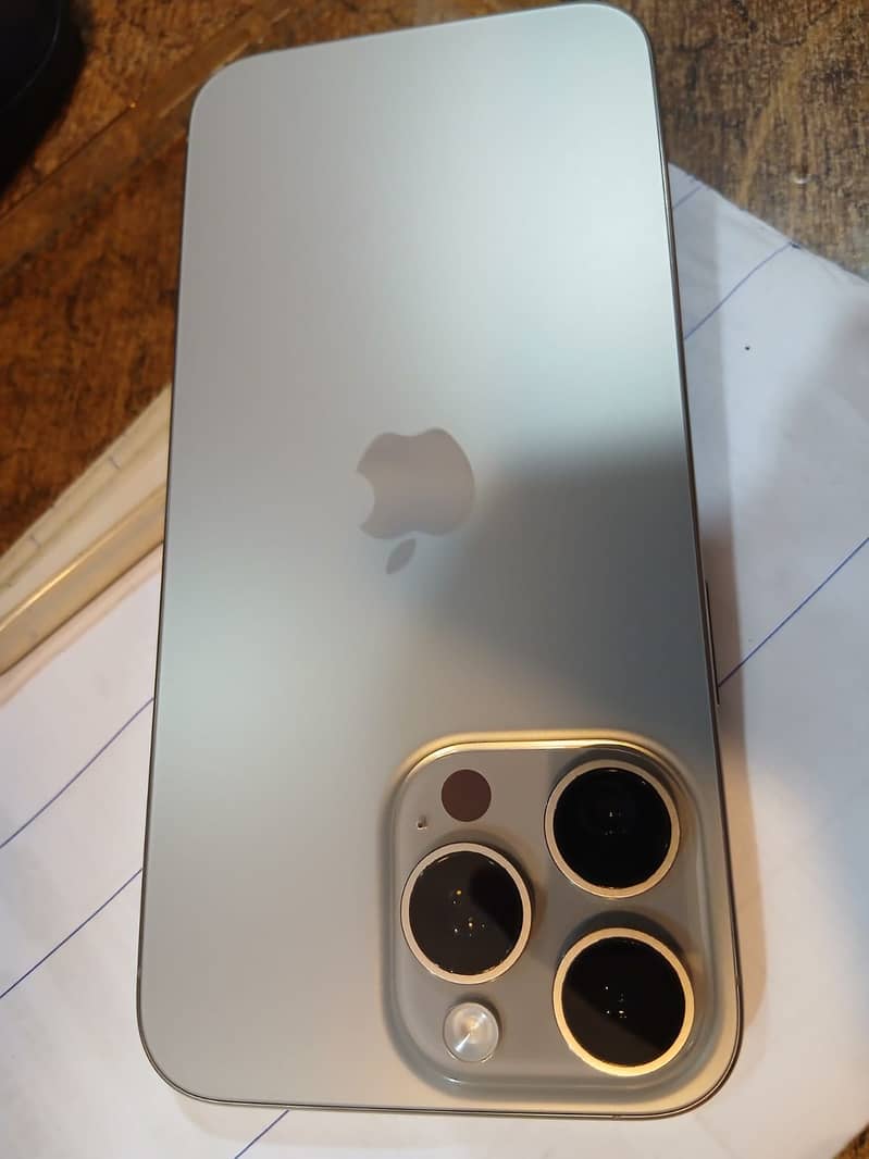 Apple iPhone 15 Pro Max 4
