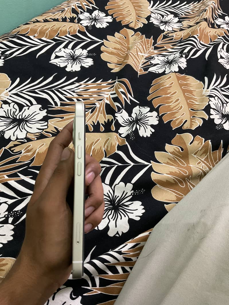 Apple iPhone 13 5