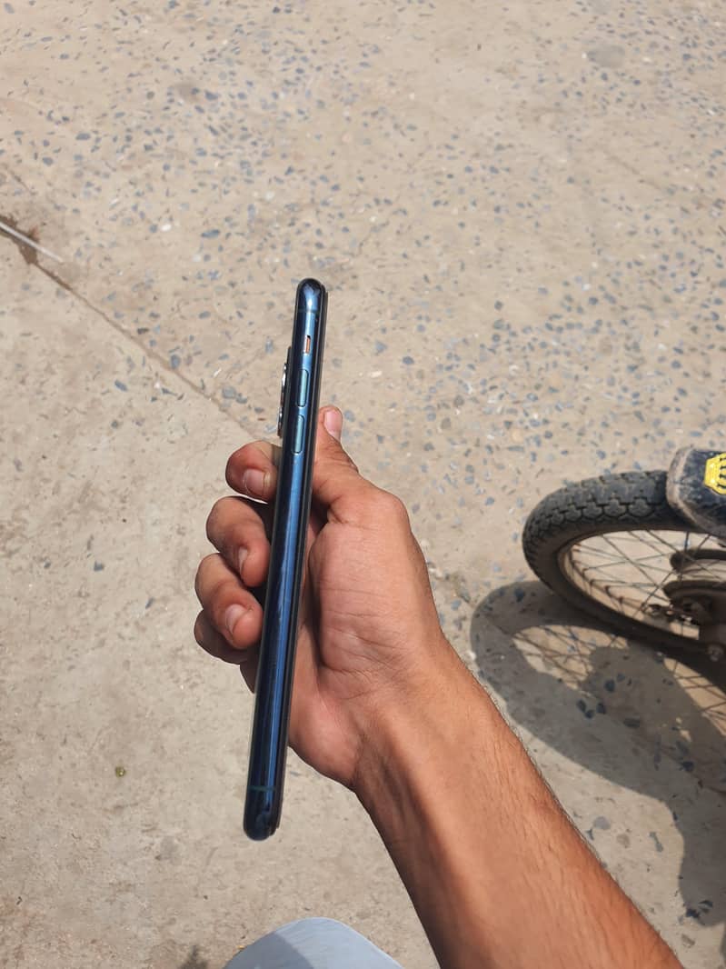 Apple iPhone 11 Pro Max 4