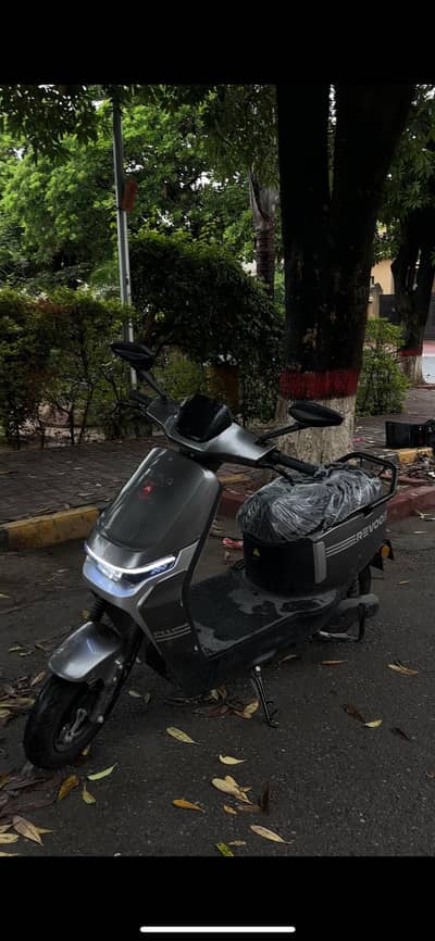 A11 Revoo Electric Scooty