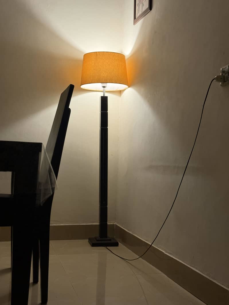 FLOOR LAMP 1