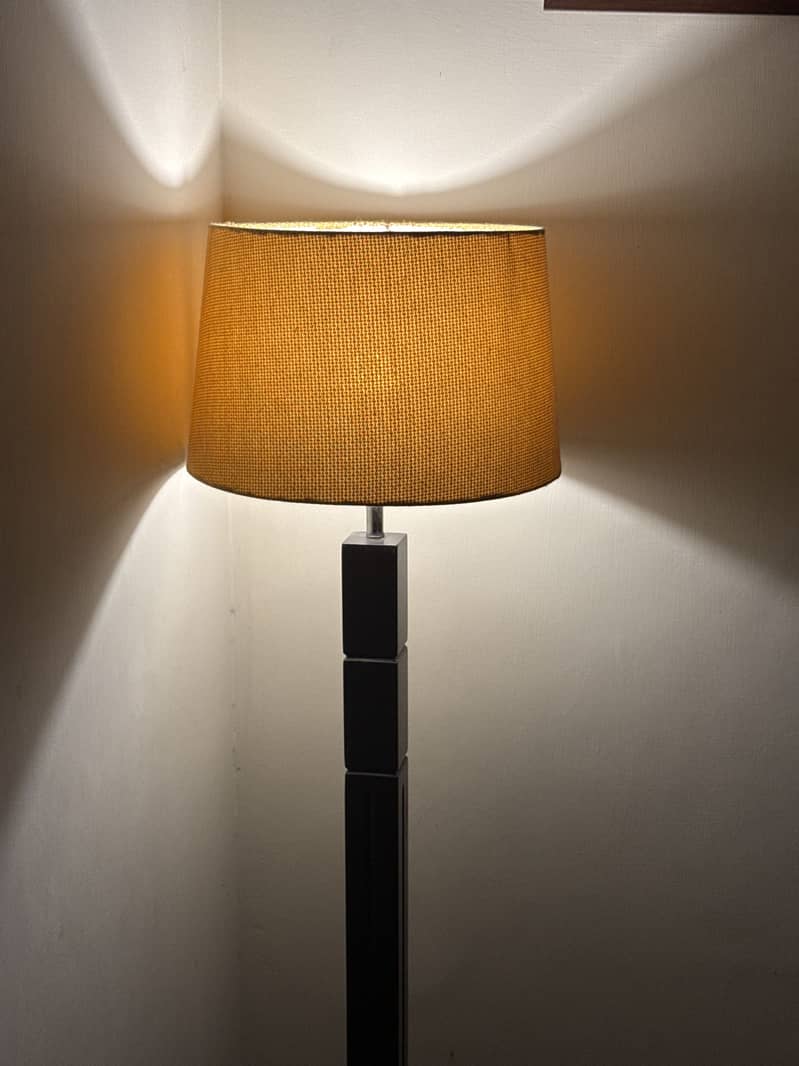 FLOOR LAMP 4