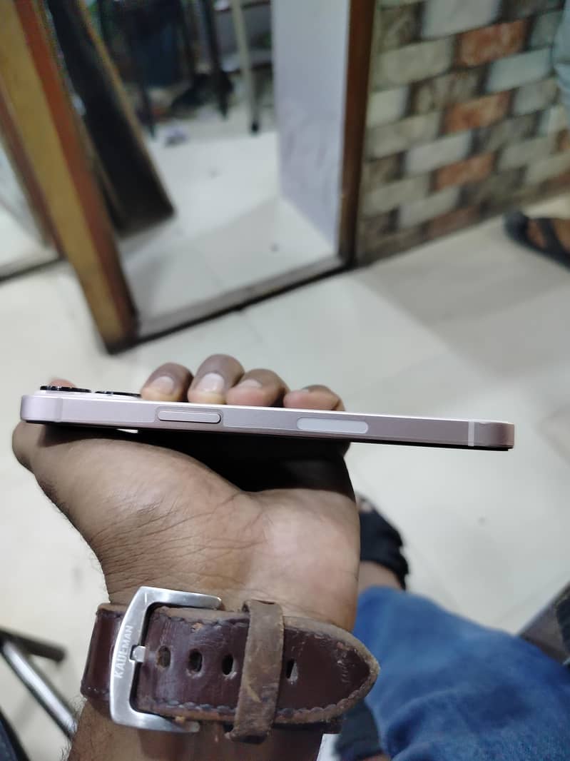 Apple iPhone 13 2