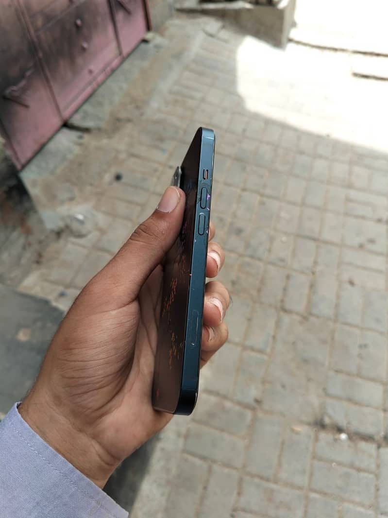 Apple iPhone 13 4