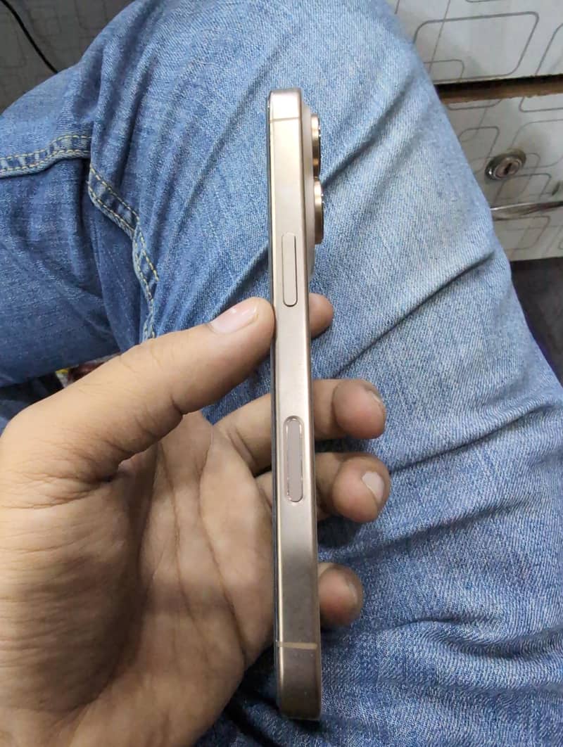Apple iPhone 16 Pro 1