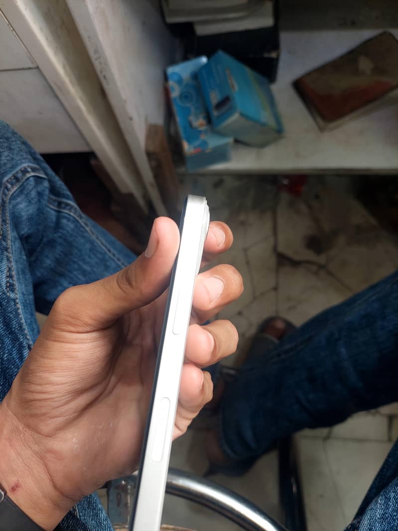 Apple iPhone 13 2