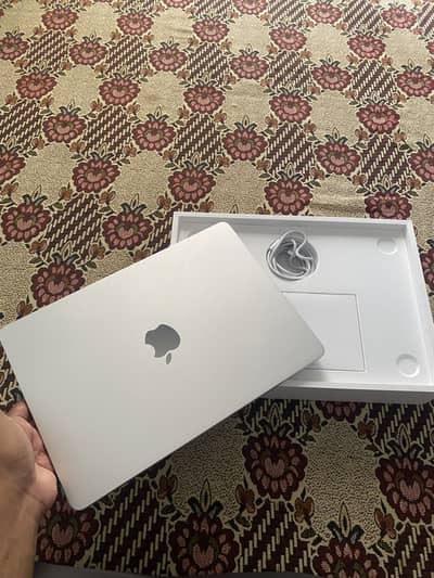 Macbook M5 Air 13 inches/16/512 8months warranty