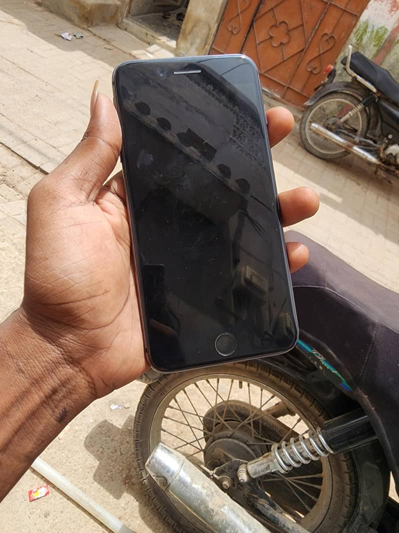 Apple iPhone 8 Plus 4