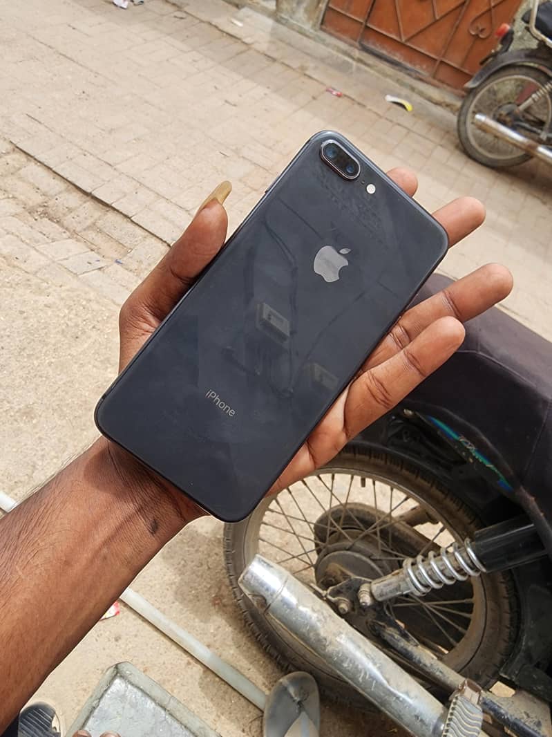 Apple iPhone 8 Plus 5