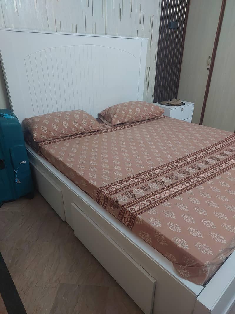 Queen size bed /With One Side table For Sale 1