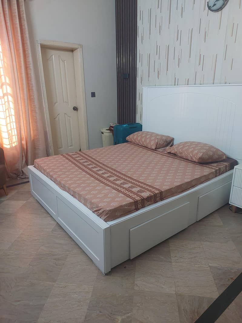 Queen size bed /With One Side table For Sale 2
