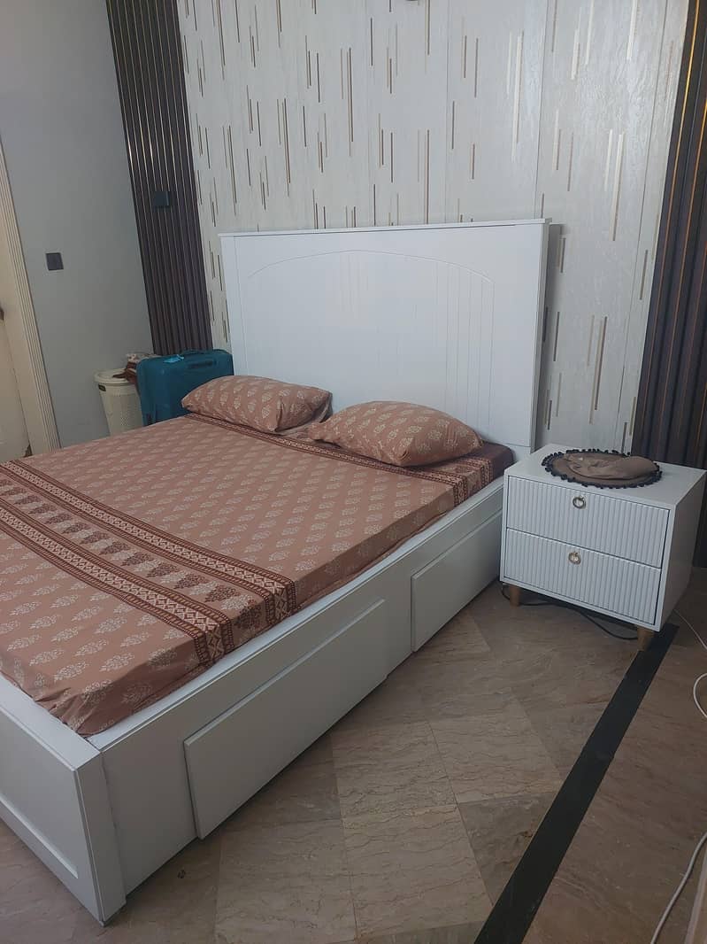 Queen size bed /With One Side table For Sale 3