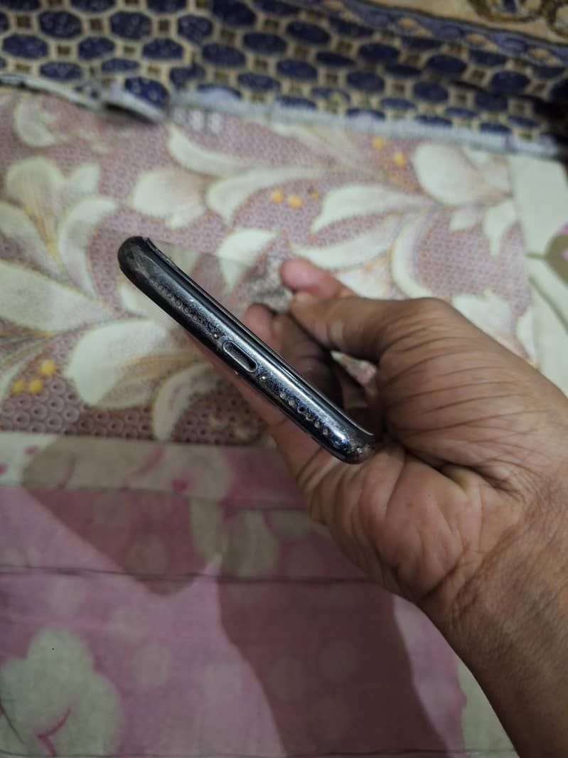 Apple iPhone X 4