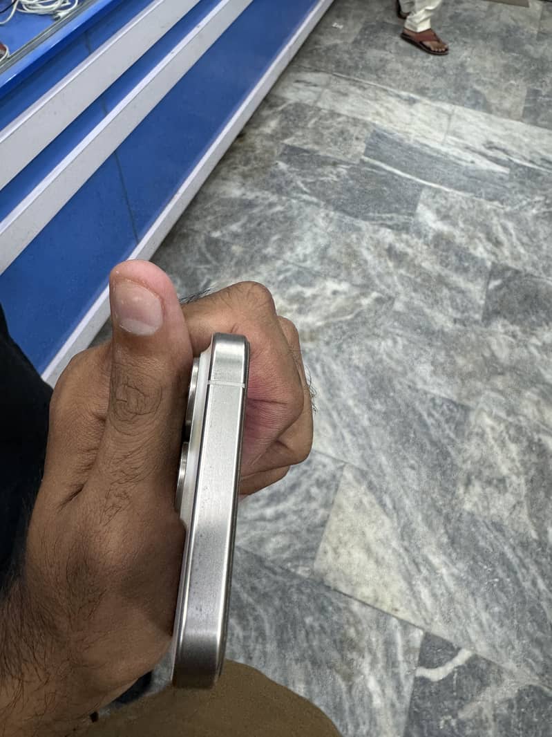 Apple iPhone 15 Pro 3