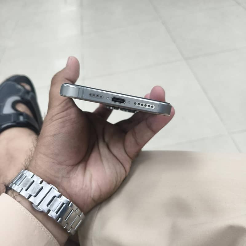 Apple iPhone 15 Pro Max 4