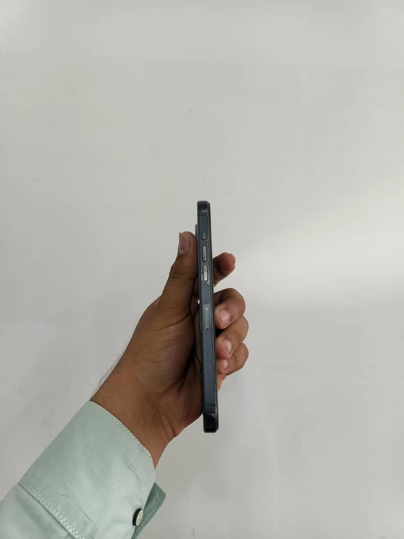 Apple iPhone 15 Pro Max 4
