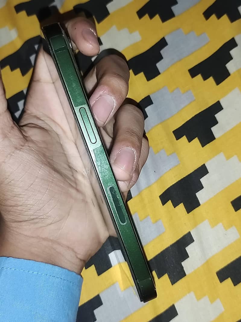 Apple iPhone 13 2