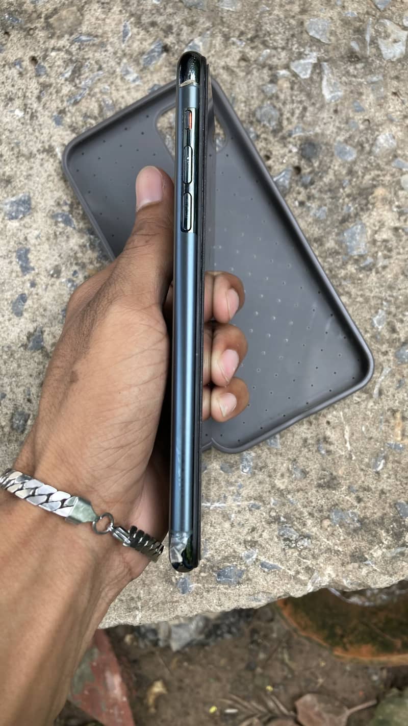 Apple iPhone 11 4
