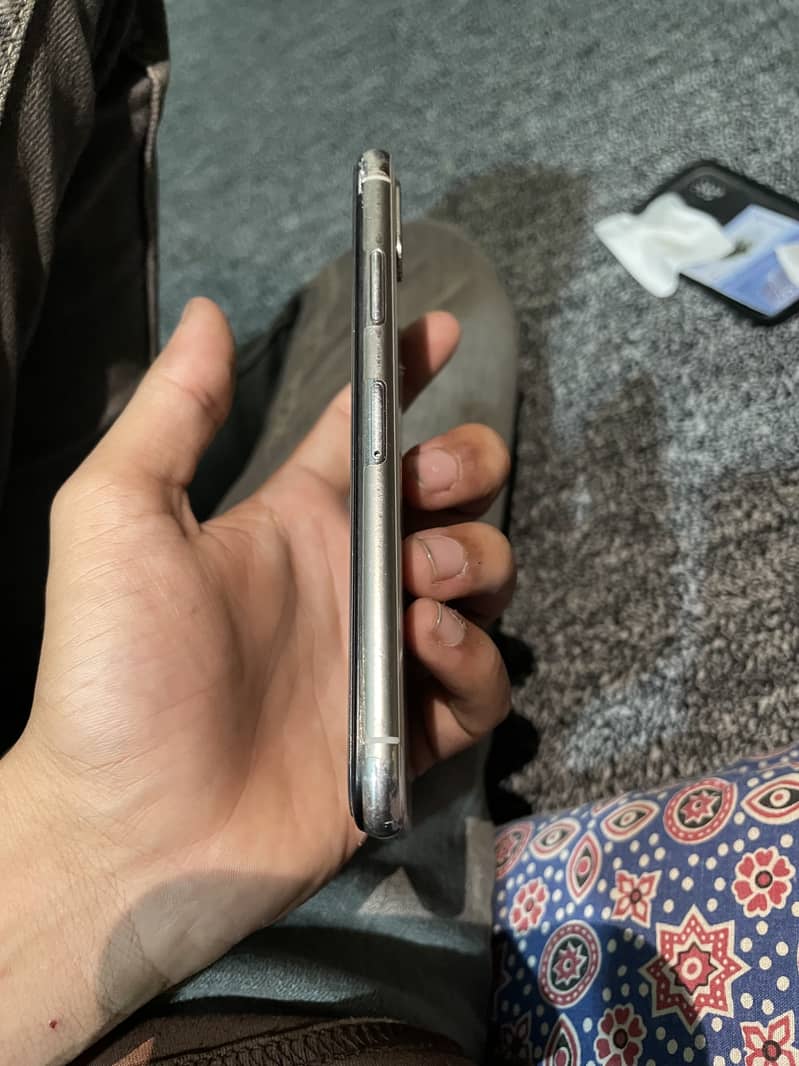 Apple iPhone X 4