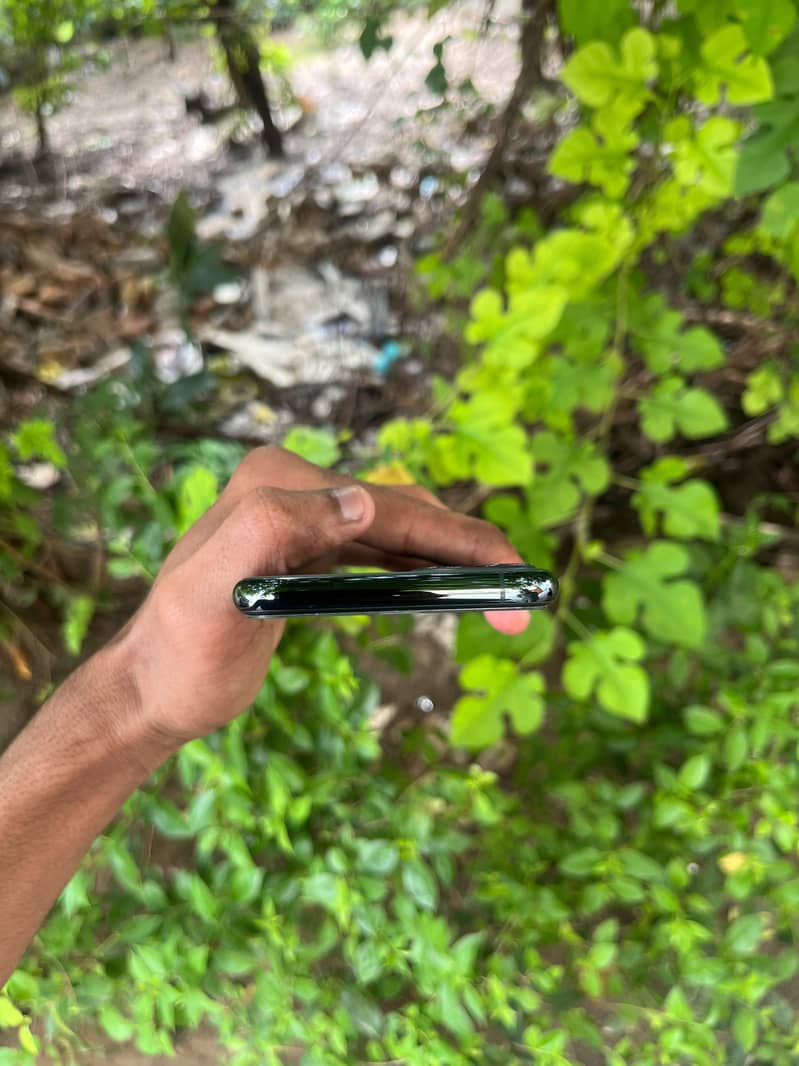 Apple iPhone 11 Pro 4