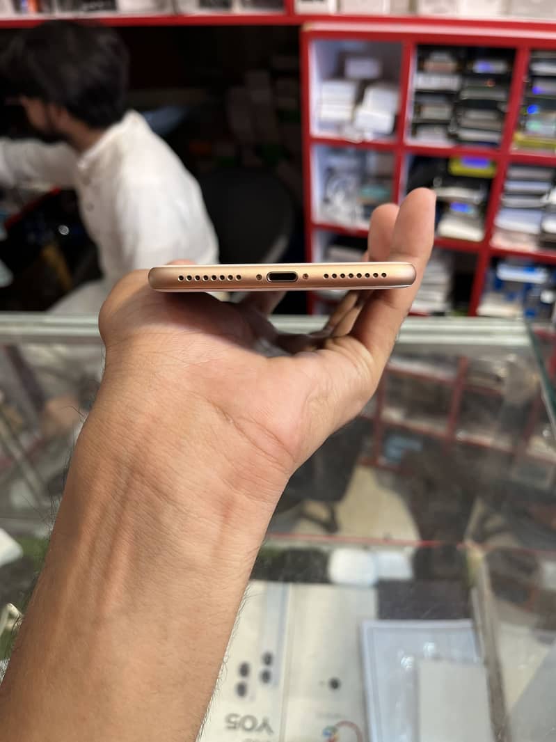 Apple iPhone 8 Plus 4