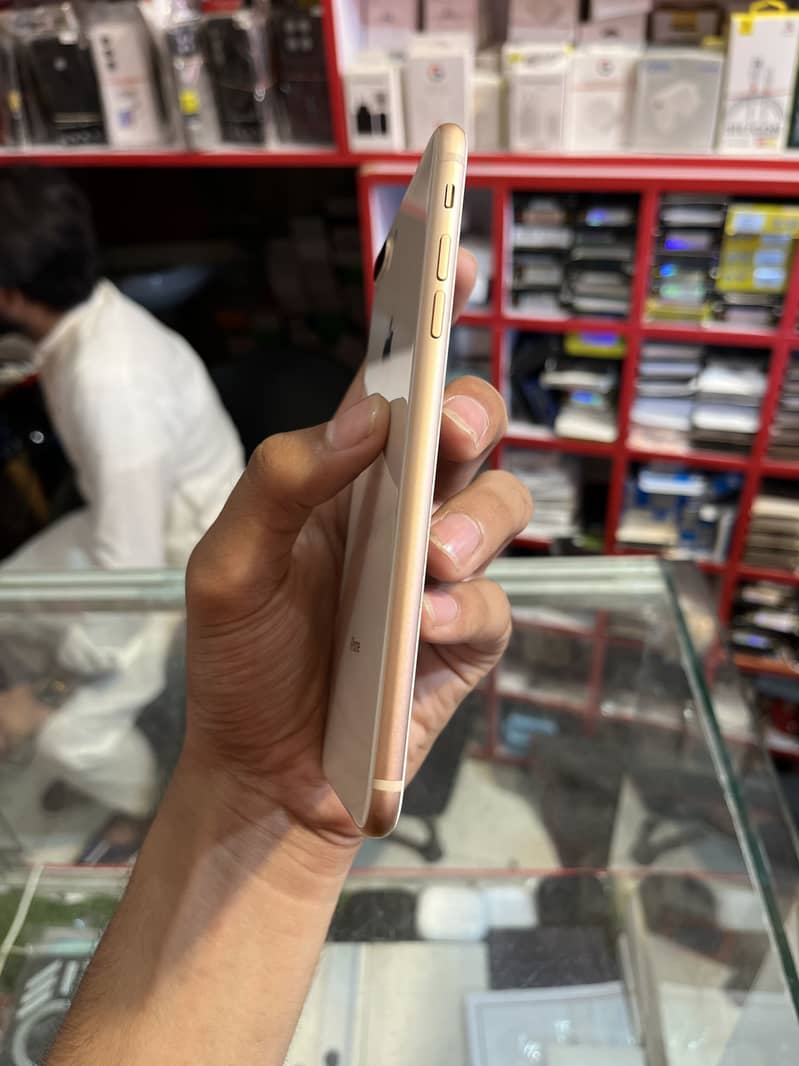 Apple iPhone 8 Plus 6