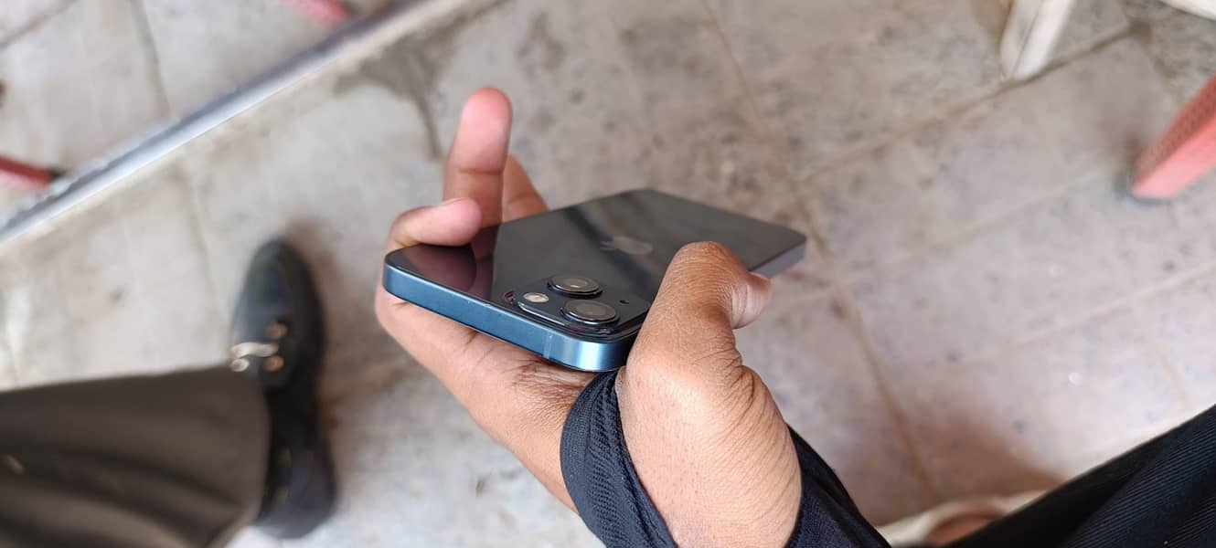 Apple iPhone 13 8
