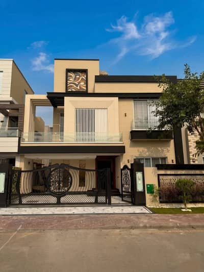 10 Marla Almost Brand New House Available For Sale In Bahria Town Lahore.